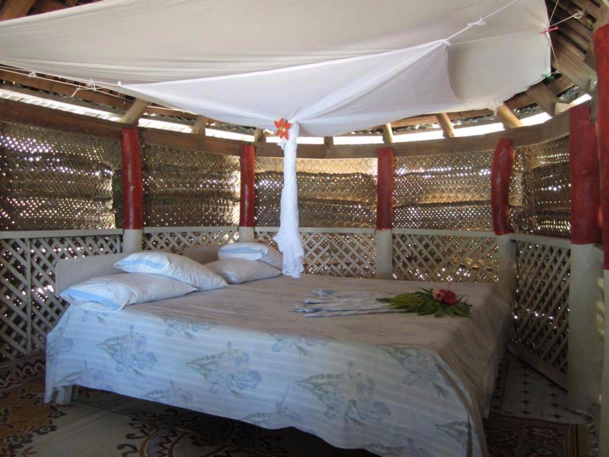 Vacations Beach Fale Hotel Manase Exterior photo